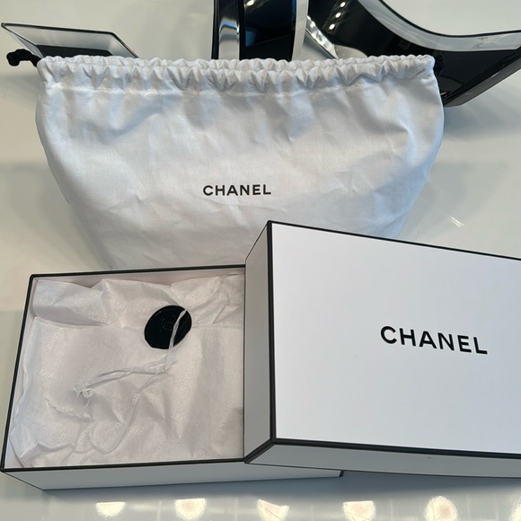 Chanel present box, Chanel present bag - Picture 1 of 7
